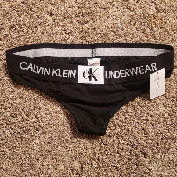 Calvin Klien Monogram Thong Set - Picture 6 of 6